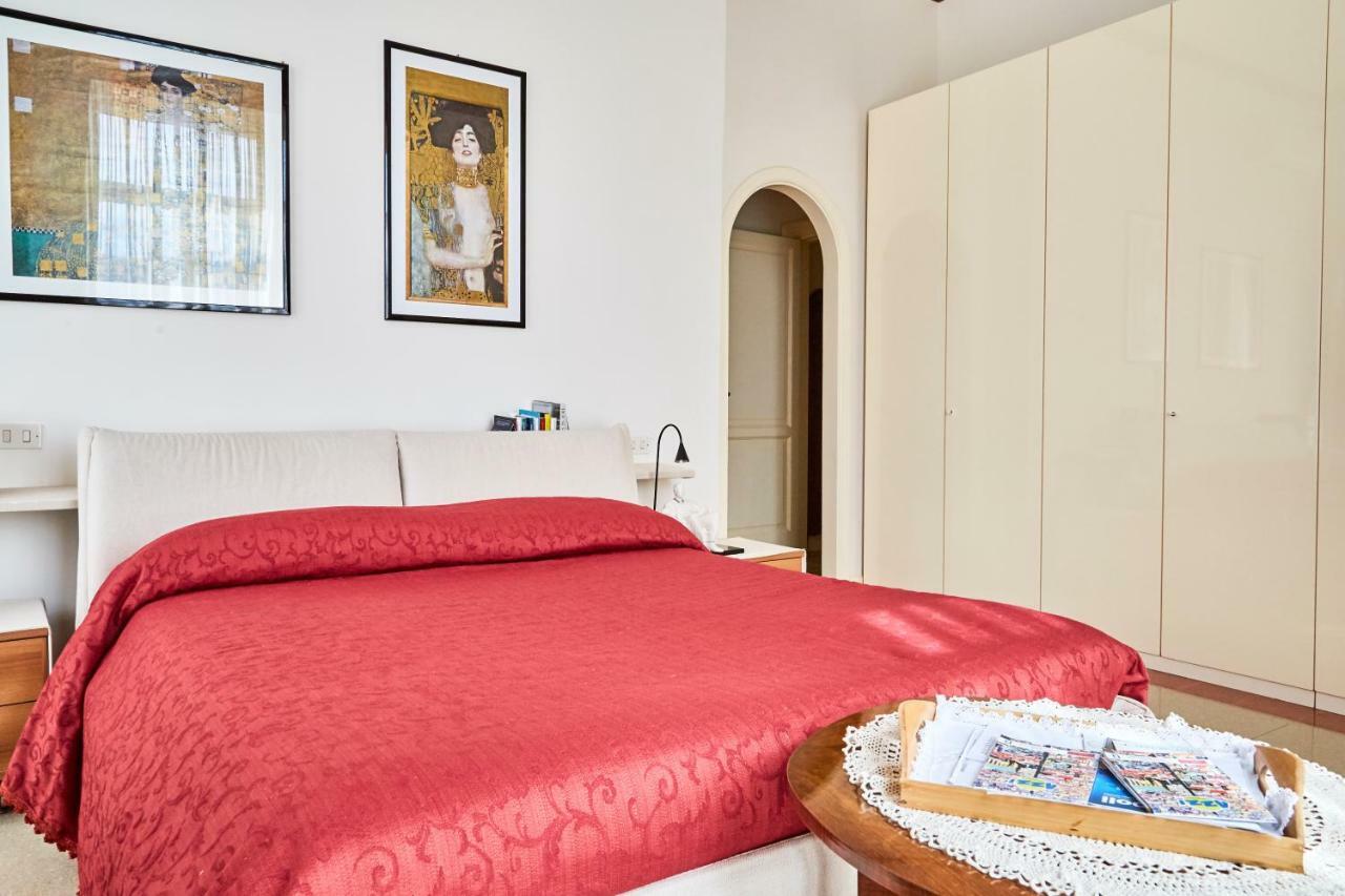 Suite Klimt P.Zza Amedeo Naples Exterior photo
